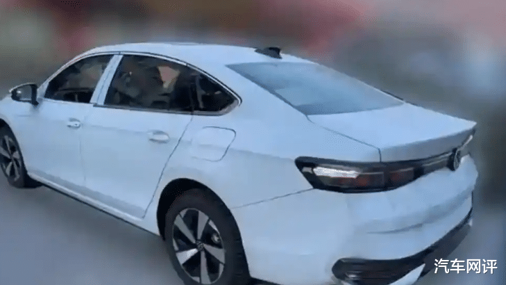 全新迈腾 PHEV 版谍照曝光！纯电续航超过 100km